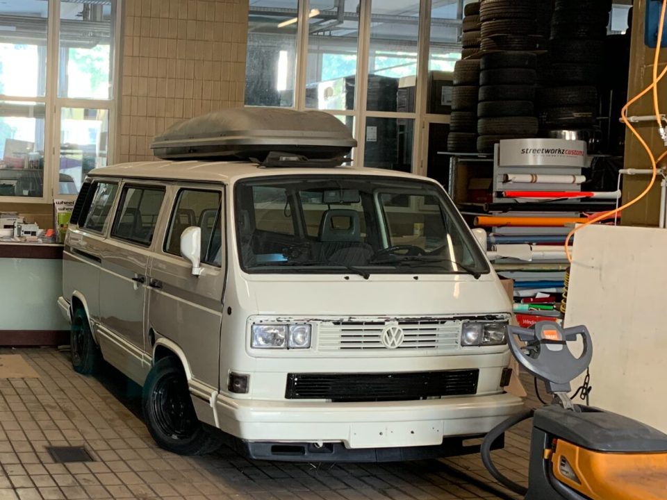 Weisser VW T3 Bus in unserer gekachelten Werkstatthalle in St. Gallen